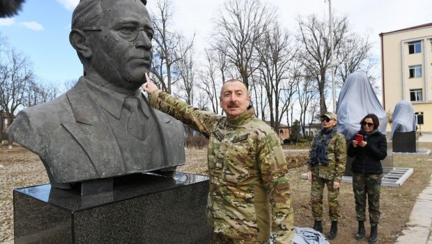 Prezident: ''Üzeyir, Natəvan və Bülbülün heykəlini ermənilərdən pulla aldıq'' - VİDEO
