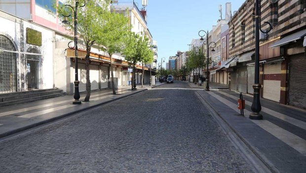 Türkiyədə 56 saatlıq küçəyə çıxma məhdudiyyəti başladı