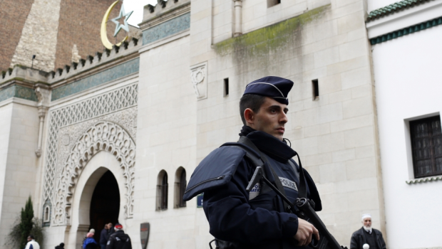 Fransada 9 məscid bağlanıldı