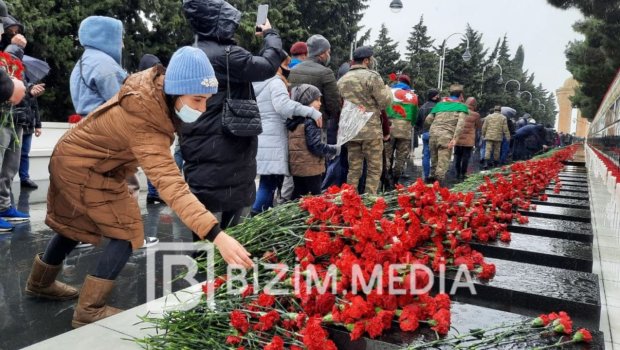 Zəfər yanğısına bürünən Şəhidlər Xiyabanı - Xarı bülbül qərənfili təsəlli edir... Fotoreportaj 