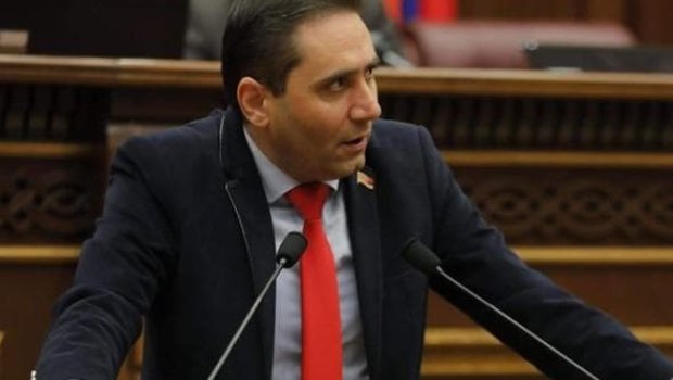 Erməni deputatdan Paşinyana müraciət  – Çıx get, Paşinyan!