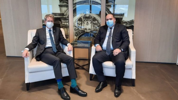 Britaniya səfiri Birinci vitse-prezidentin köməkçisi ilə görüşdü
