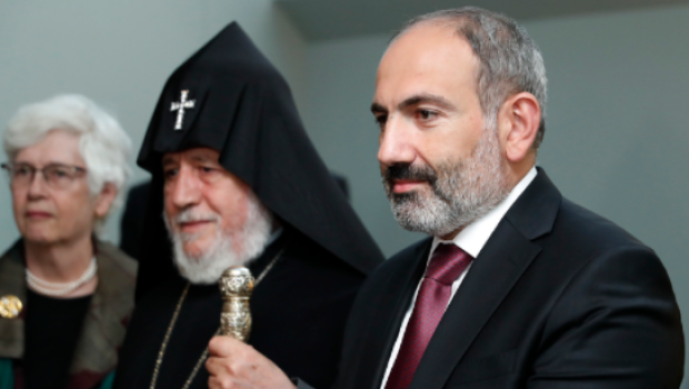 Bütün ermənilərin katalikosu Paşinyanı istefaya çağırdı