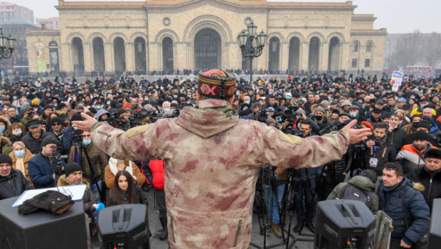 İrəvanda Paşinyanın istefa tələbləri yenidən qızışdı