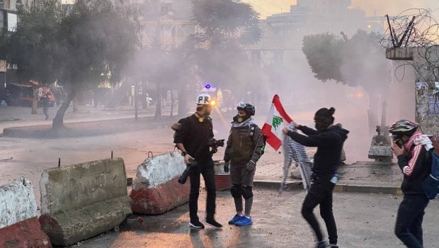 Livanda aksiyalar davam edir: Etirazçılar bələdiyyə binasının qapısını yandırdı - VİDEO