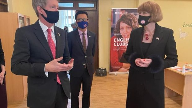 Britaniyalı nazir ilk görüşünü Bakıdan kənarda - Müşfiqdə keçirdi - FOTO