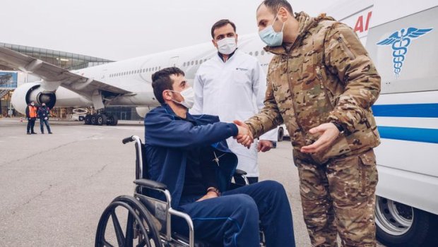 Ağır yaralanan 3 qazimiz müalicə üçün Türkiyəyə göndərildi - FOTO