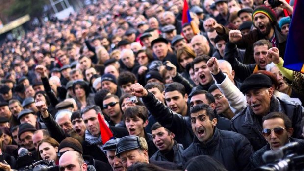 Paşinyanın istefasını tələb edənlər küçələrə axışdı: “Biz göz görə-görə vətənimizi itiririk”