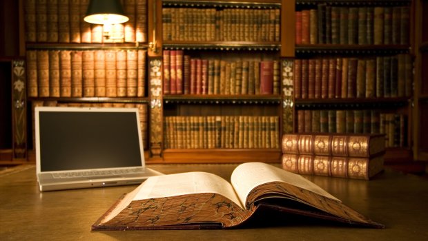 Məşhur aparıcı çılpaq soyunaraq insanları kitab oxumağa səslədi - FOTOLAR