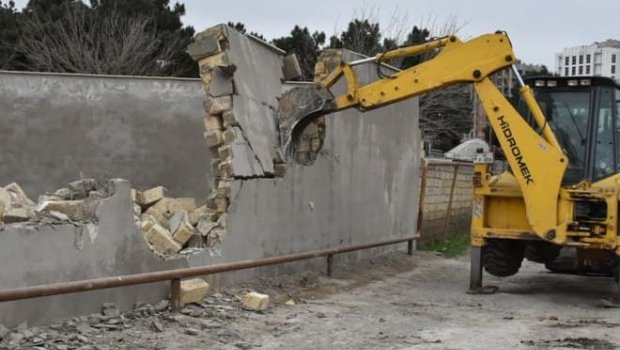 Bakıda qanunsuz tikili və hasarlar sökülür