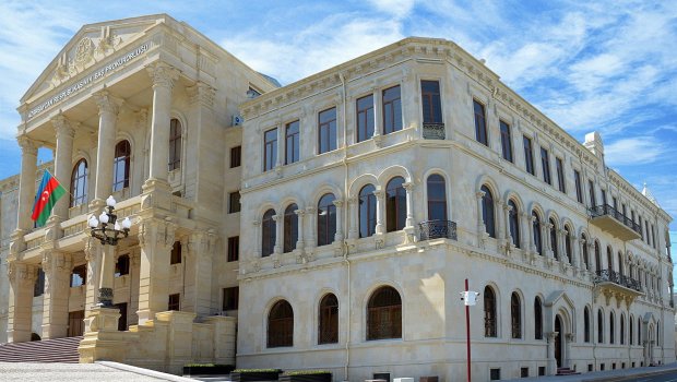 Rüşvətdə təqsirli bilinən vəzifəli şəxsin məhkəməsi başladı