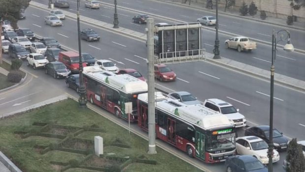 Bakıda yolun ortasına beton töküldü – Sıxlıq yarandı - FOTO