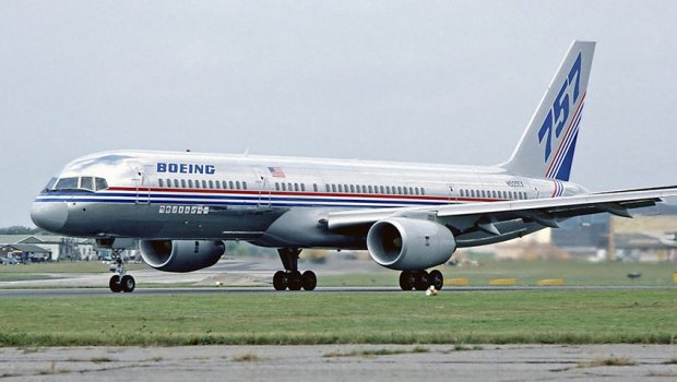 “Boeing 757” qəza enişi etdi - Sol mühərriki yanıb