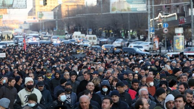 İrəvanda hökumət binasının qaşısında Paşinyana “Satqın, eşşək!” dedilər - VİDEO