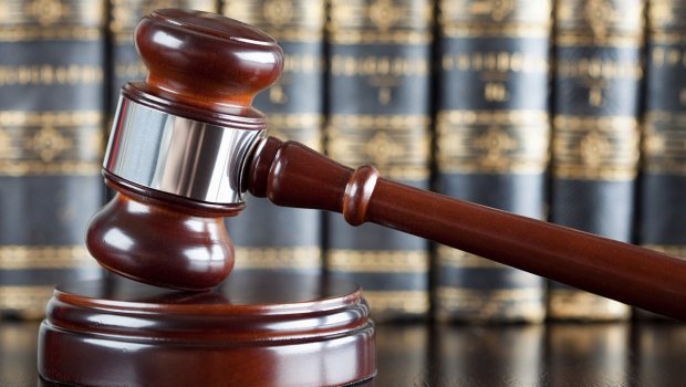 Bakıda məhkəmə zalında 3 dustaq qollarını ülgüclə doğradı