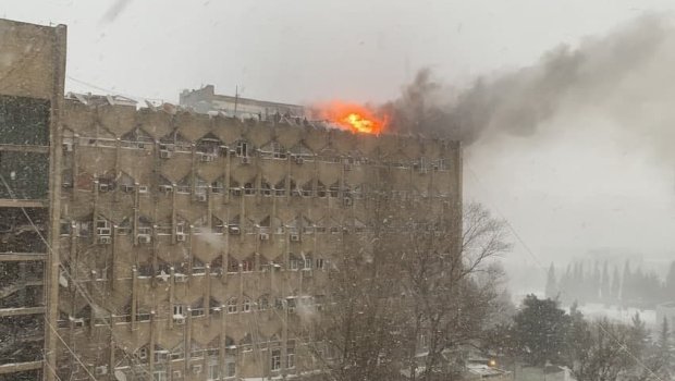 Bakıda məcburi köçkünlərin binası yanır - YENİLƏNİB - FOTO