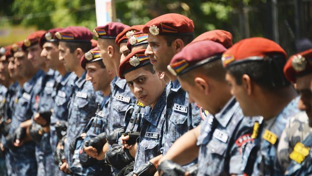 Generallar polisə səsləndi: “Nikol kimi əclafın sığındığı yeganə maneə sizsiniz”