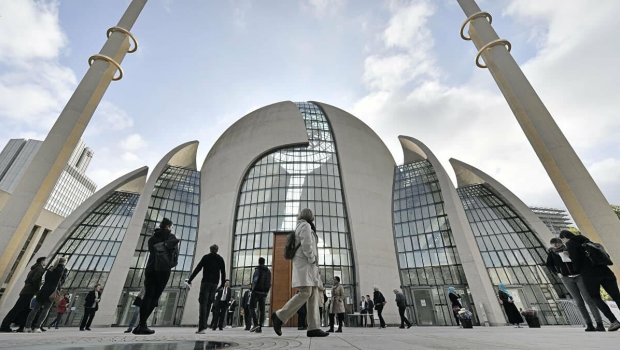 Almaniyada beş məscid bağlanıldı - İbadət etmək istəyənlərə xəbərdarlıq 