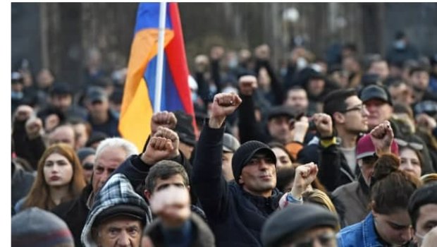 Paşinyanın istefasını tələb edənlər parlamentin qarşısına toplaşırlar - VİDEO