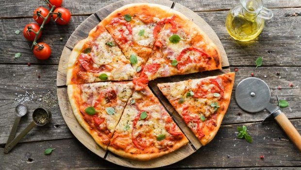 Dörd paraşütçü 4267 metr yüksəklikdə pizza yedi - VİDEO