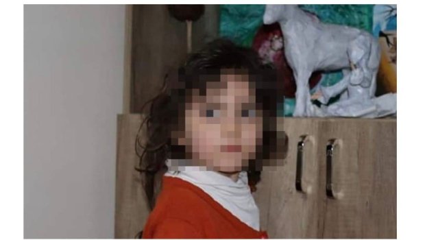 Bakıda 4 yaşlı qız küçəyə atıldı - FOTO