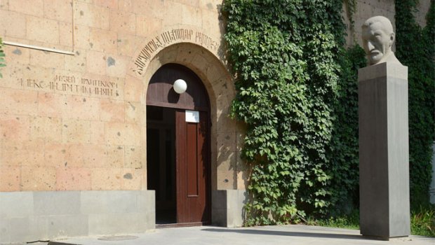 Asatryan Qarabağ xalçalarını necə oğurladıqlarını etiraf etdi: “Bunu xarici mütəxəssilər də bilir” 