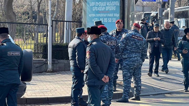 Ermənistan parlamentinin qarşısında etirazlar başladı - Qumbara və snayperlər gətirildi