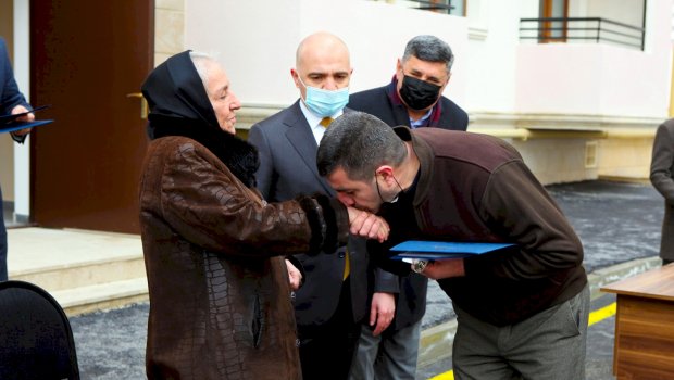 Şəhid ailələrinə verilən mənzilləri Polad Həşimovun anası təqdim etdi - FOTO 