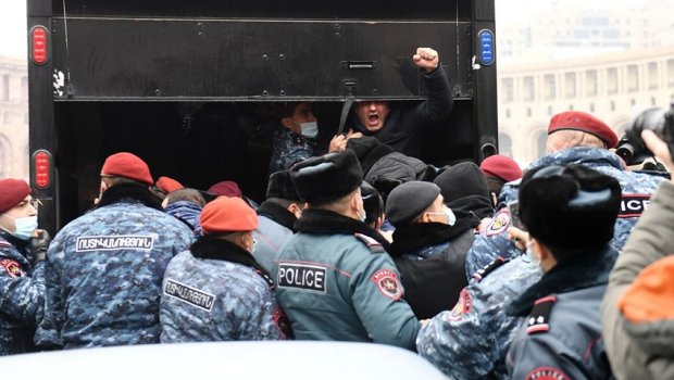 Ermənistan Müdafiə Nazirliyinin qarşısında Baş Qərargah rəisinə dəstək mitinqi keçirilir - FOTO