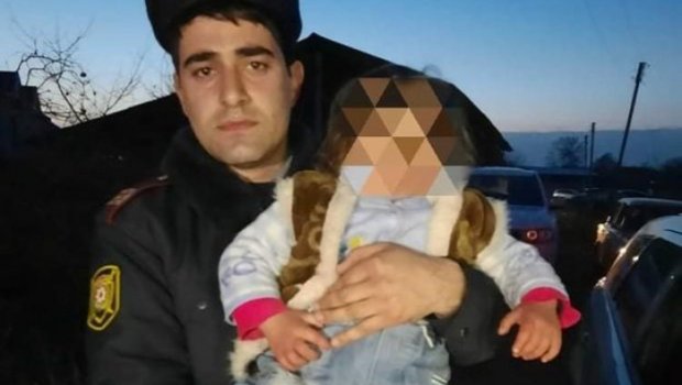 Polis itkin düşən 2 yaşlı uşağı tapdı