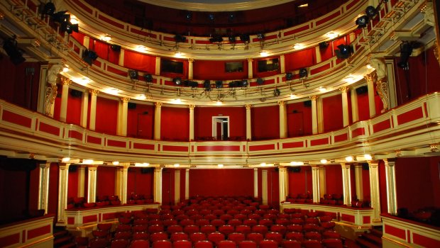 Aktrisadan teatrların bağlanmasına ETİRAZ - Səhnədə soyundu - FOTO