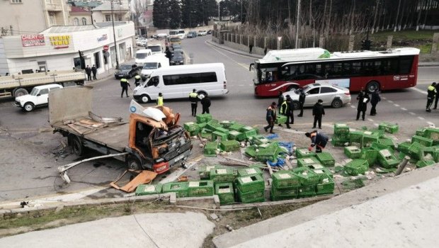 Biləcəridə yük maşını aşdı, toyuqlar yola töküldü – TIXAC VAR - FOTO