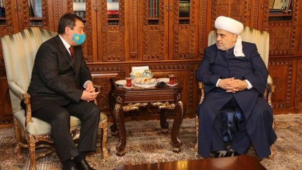 Allahşükür Paşazadə Qazaxıstan səfirini qəbul etdi