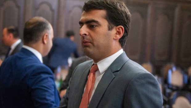 ŞOK HADİSƏ: Nazir kafedə jurnalisti döydü -ERMƏNİSTANDA - VİDEO