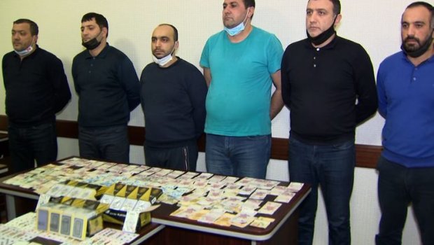 Evini qumarxanaya çevirdi, şikayət etdilər - VİDEO