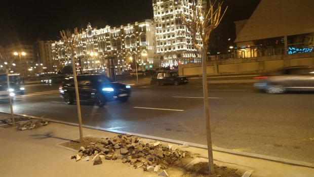 Heydər Əliyev Sarayının yanında eybəcər mənzərə - Fotosessiya