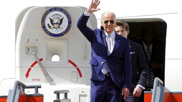 Bayden təyyarənin nərdivanlarında büdrəyərək yıxıldı - VİDEO