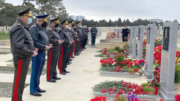 Müdafiə Nazirliyinin rəhbərliyi İkinci Fəxri xiyabanda - FOTO