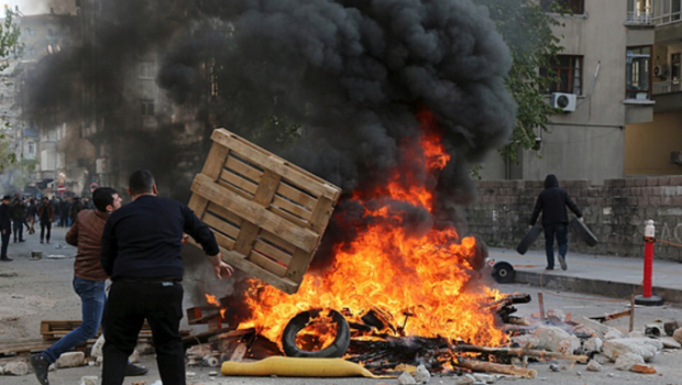Polislə nümayişçilər arasında toqquşma - Onlarla xəsarət alan var