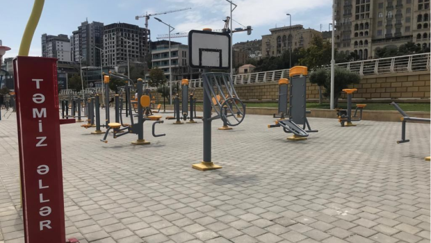 Bakıda parkda idman edən qadınlar kişinin hücumuna məruz qaldı - VİDEO