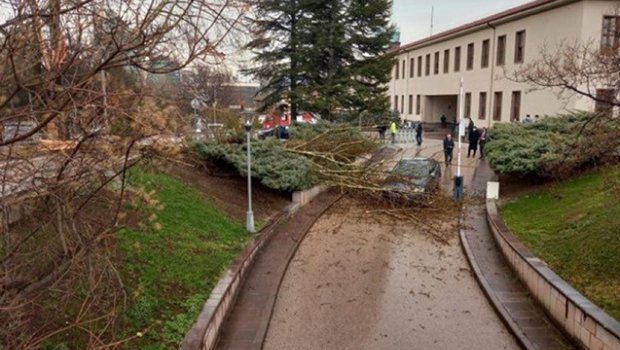 Türkiyə Böyük Millət Məclisinin həyətinə ildırım düşdü - VİDEO