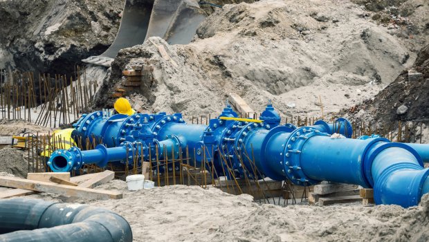 Sankt-Peterburqda isti su xətti partladı – DƏHŞƏTLİ GÖRÜNTÜLƏR