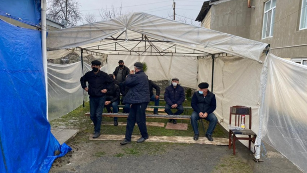 Balakəndə polis yas çadırını sökdürdü - FOTO