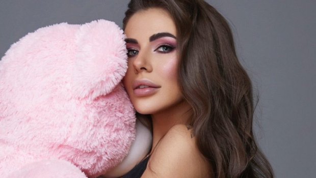 “Instagram”ın ideal qadını əməliyyatdan sonra sinəsini göstərdi – VİDEO