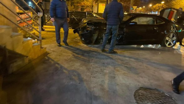 Bakıda idman avtomobili səkiyə çırpıldı - FOTO