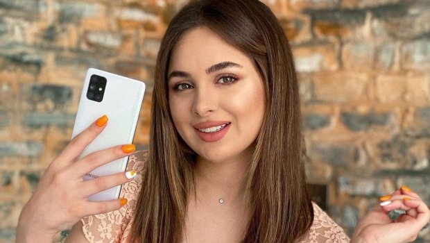 Azərbaycanlı bloger 100 dolları yandırdı - VİDEO