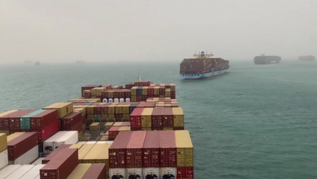 Qəzadan sonra ilk gəmilər Süveyş kanalını keçdi