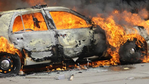 Neftçilər metrosunun yaxınlığında avtomobil yanır – TƏCİLİ - VİDEO