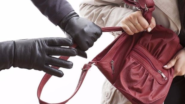 2 mindən çox pul və qızıllar çantasından götürüdü - İmişlidə qadına qarşı soyğunçuluq 