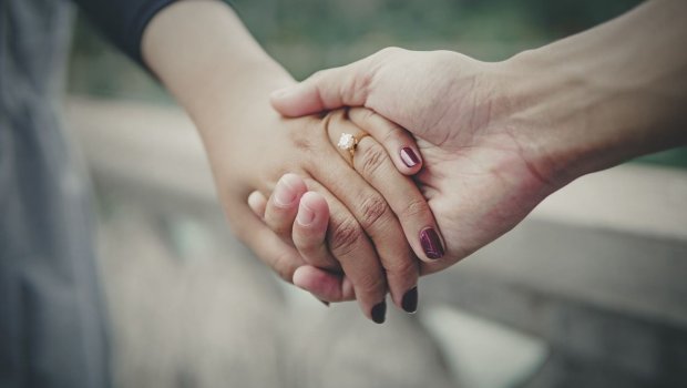 Gizli nişanlanmaq istədilər, polis imkan vermədi